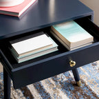 Tavolino rotondo Mid-Century con cappuccio dorato – Blu navy / Bianco / Marrone | 61 cm L x 61 cm P x 56,6 cm H